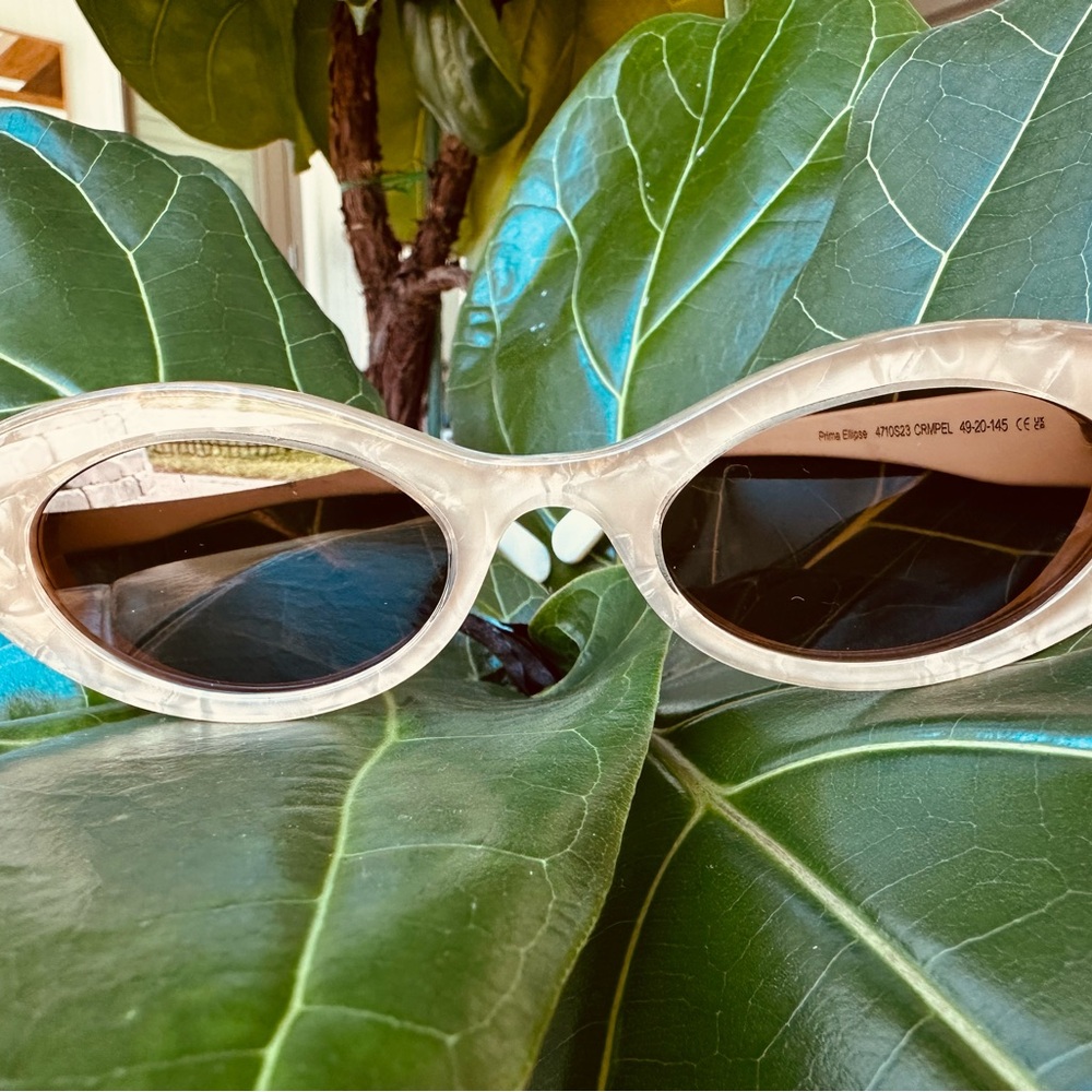 Chic Oval Sunglasses in pearl cream.